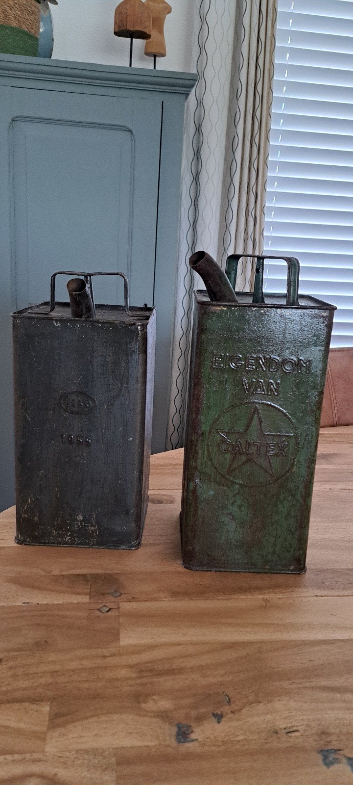 2 olie- of brandstof blikken van Esso en Caltex, Ophalen of Verzenden, Gebruikt, Metaal, Brocante