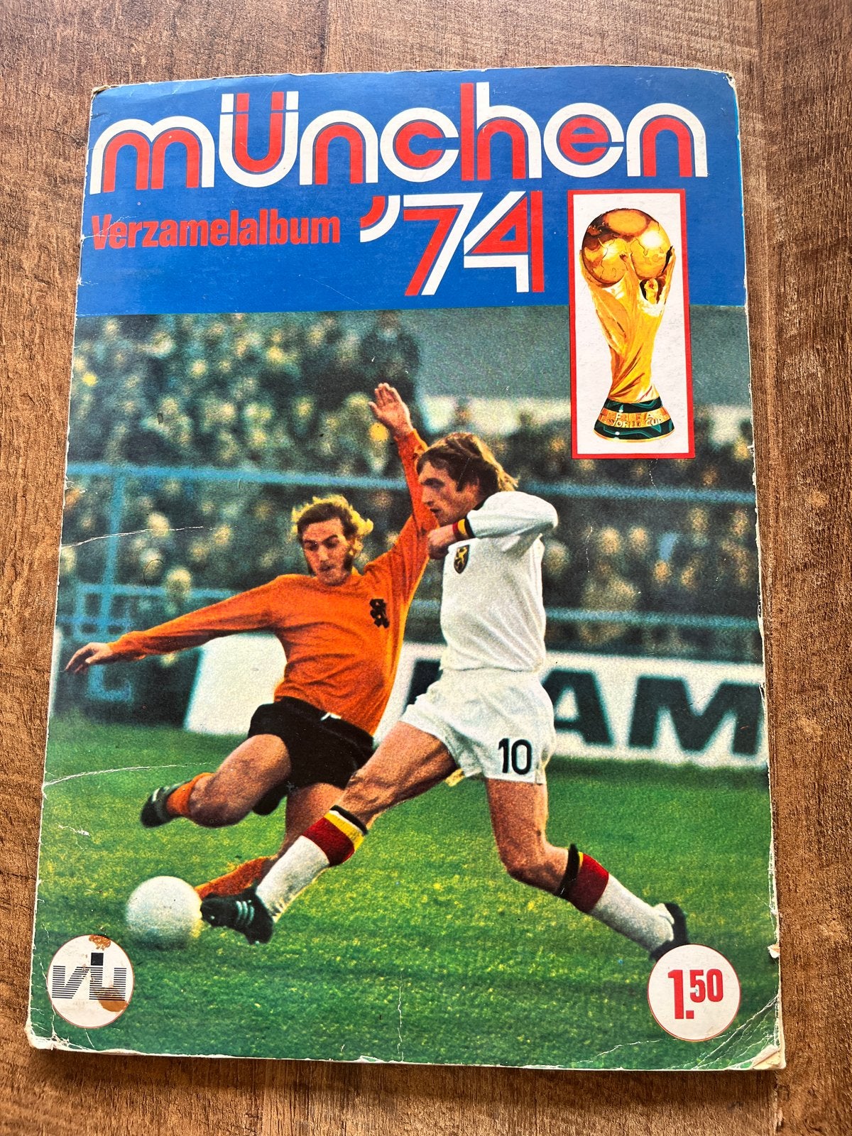 WK 1974 Verzamelalbum van  houten plaatjes (1 ontbreekt), Ophalen of Verzenden, Gebruikt, Overige sporten, Poster, Plaatje of Sticker
