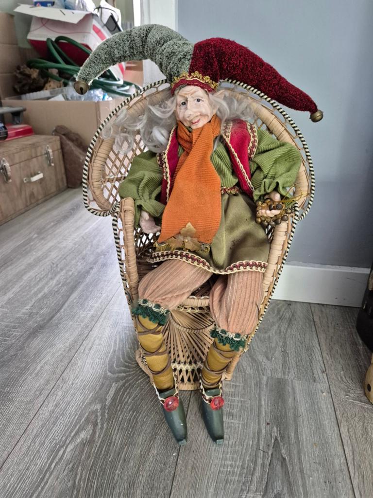 Decoratieve Elf/Nar Pop in Rotan Stoel - Uniek Stuk, Ophalen of Verzenden, Gebruikt