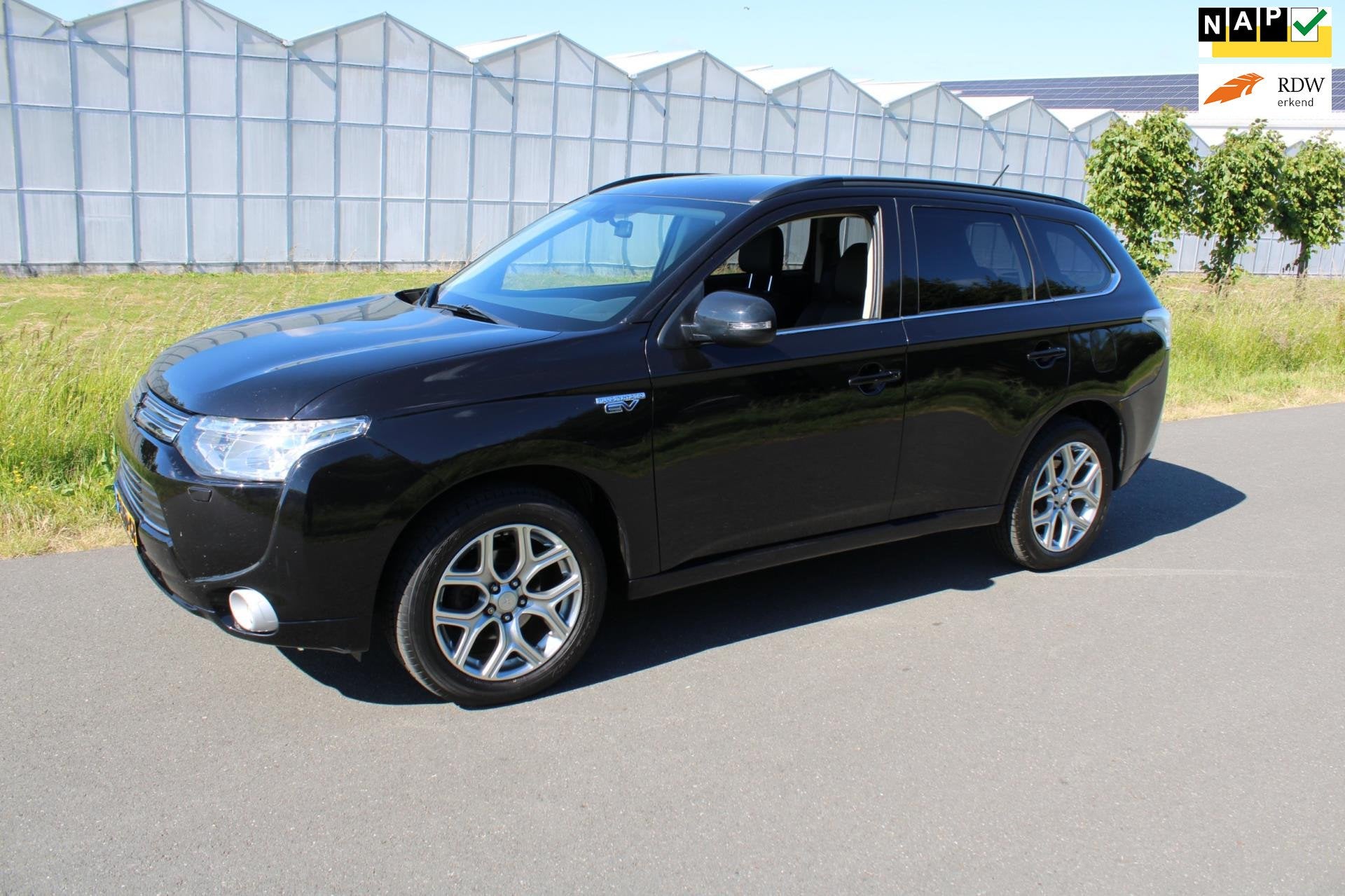 Mitsubishi Outlander 2.0 PHEV Intense + Automaat 4x4, Auto's, 4 cilinders, Leder en Stof, Zwart, Automatische klimaatregeling