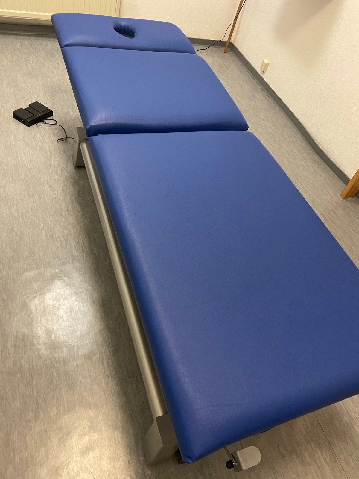 Elektrische behandeltafel.   Zo goed als nieuw.