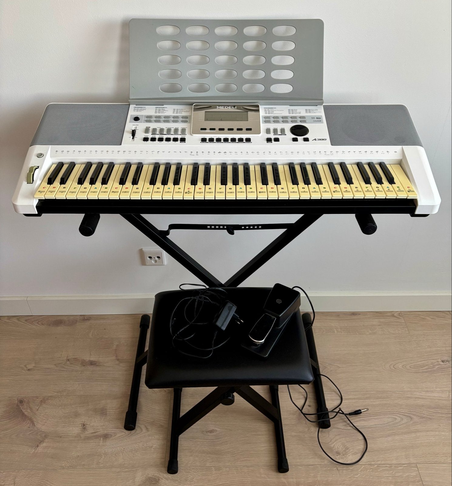 Medeli A300 Elektronisch Keyboard met standaard en kruk, Muziek en Instrumenten, Keyboards, Ophalen, Medeli, Aanslaggevoelig, 61 toetsen