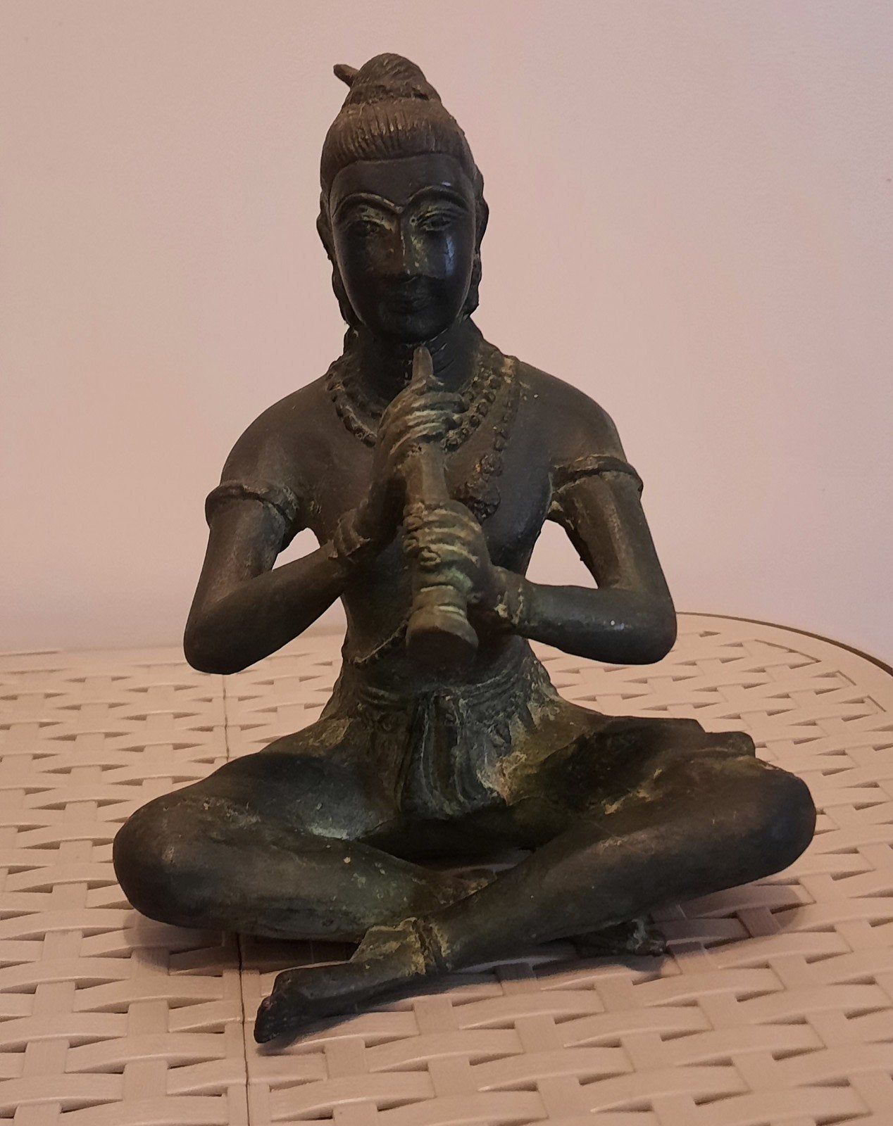 Bronzen beeld van een zittende muzikant, Ophalen, Minder dan 20 cm, Beeld, Bruin