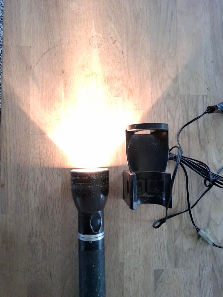 Maglite zaklamp met oplader en autolader, Ophalen of Verzenden, Gebruikt, Accu