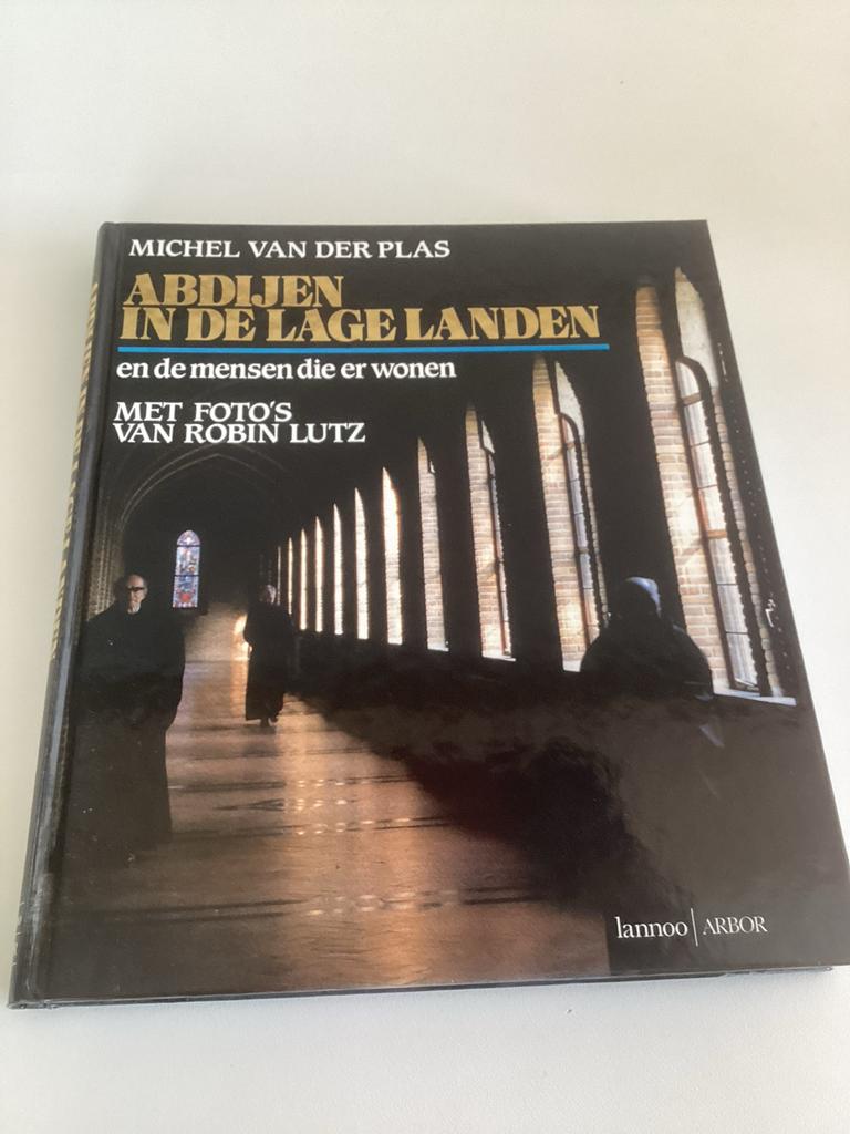 Abdijen in de Lage Landen - Michel van der Plas, Ophalen of Verzenden, Gelezen, Christendom | Katholiek