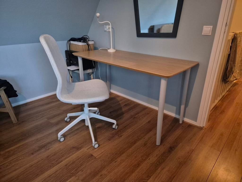 IKEA Bureau met bureaustoel - 140x65 cm, Ophalen, Gebruikt, Hout, In hoogte verstelbaar