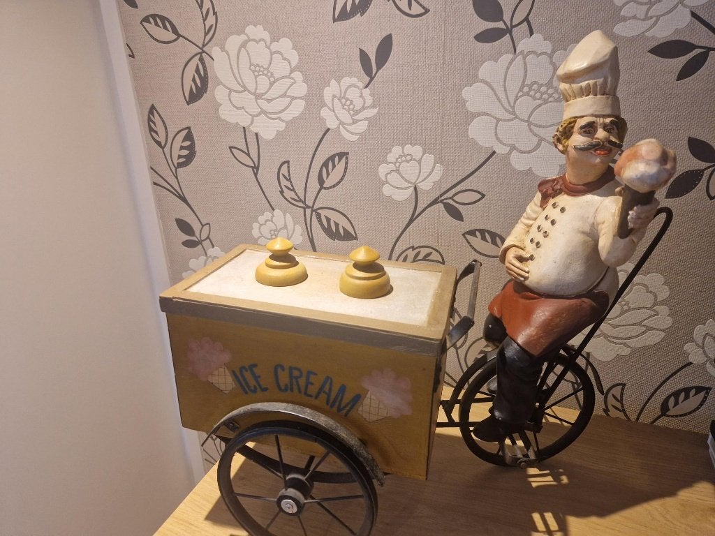 vintage bakker en ijscoman beeld met fiets, Antiek en Kunst, Ophalen