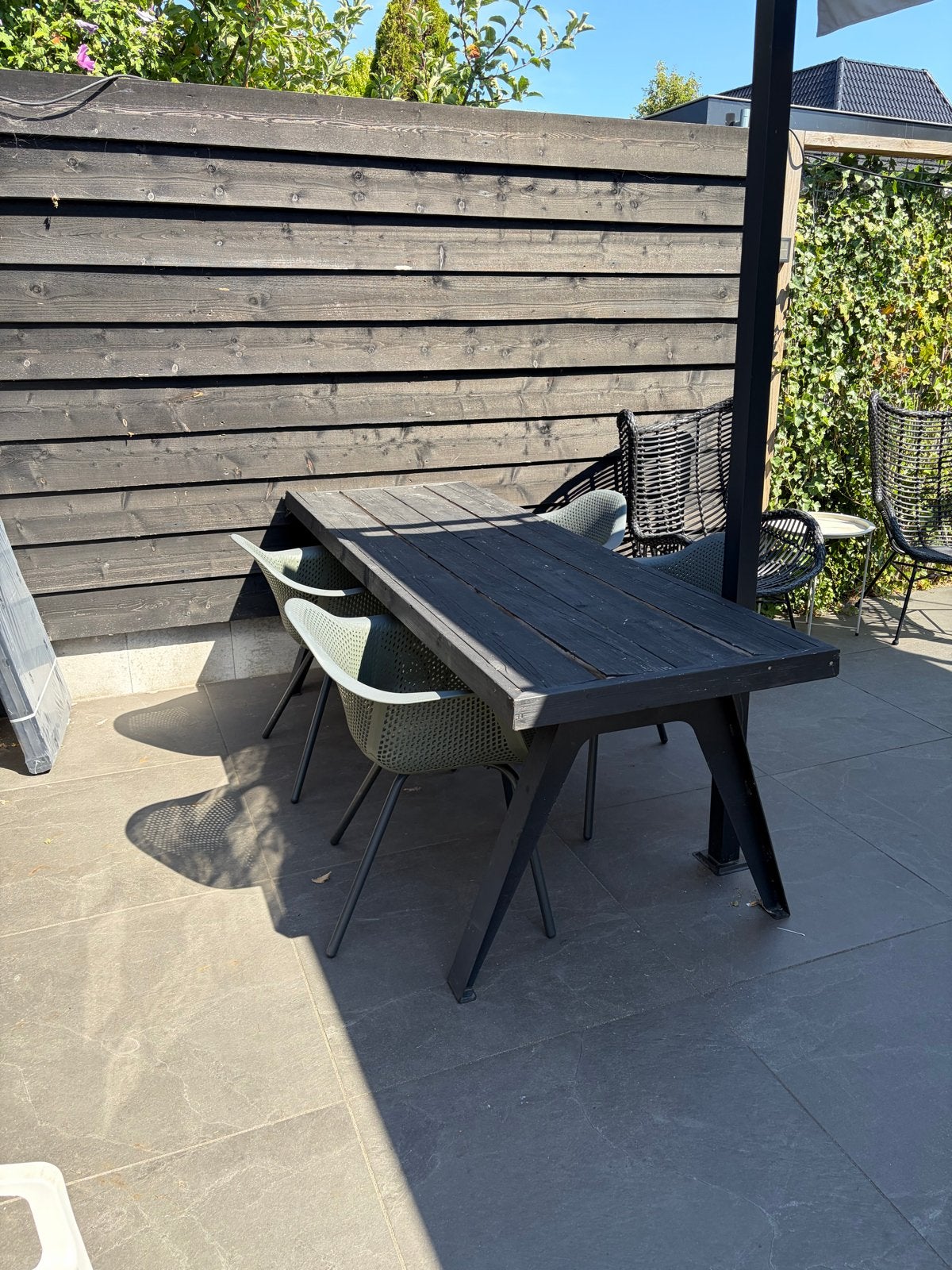 Zwarte steigerhouten tuintafel met metalen poten, Tuin en Terras, Ophalen, Gebruikt, Rechthoekig, Hout