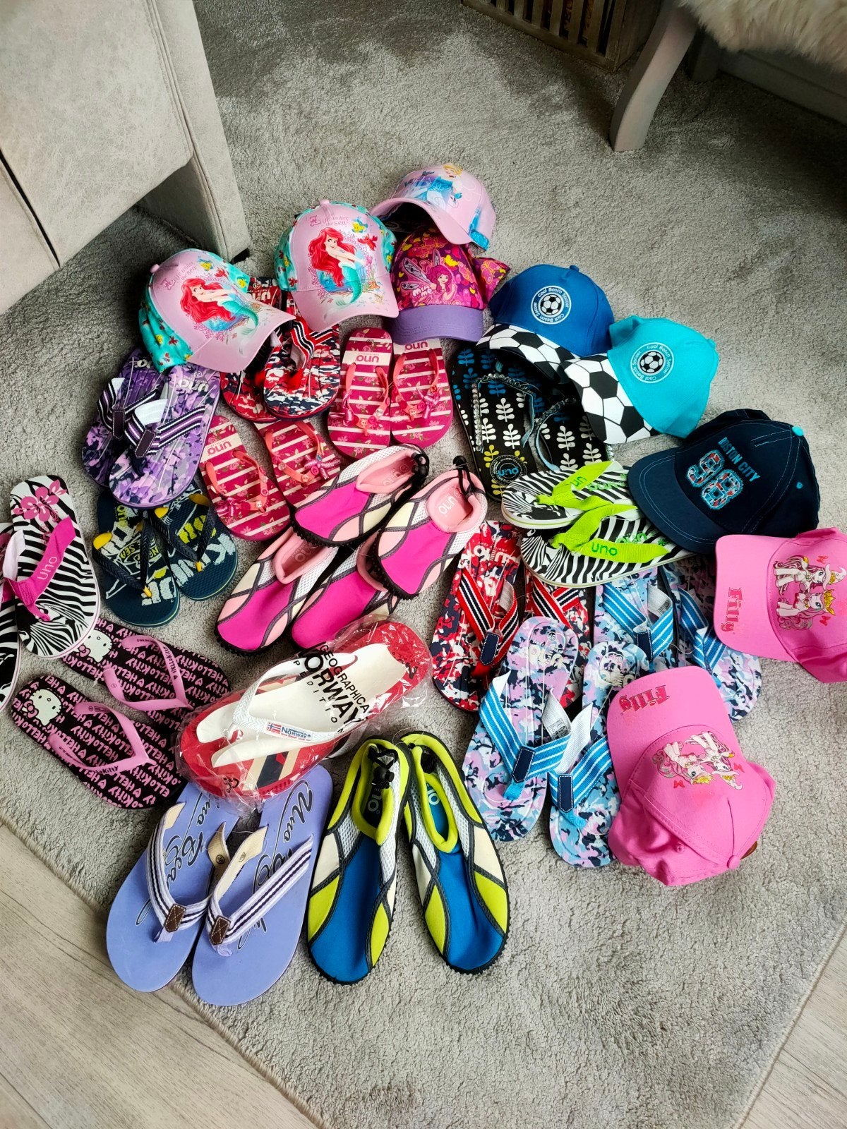 Nieuw! Partij slippers, waterschoenen en petjes, Ophalen, Nieuw, Maat 34 (XS) of kleiner
