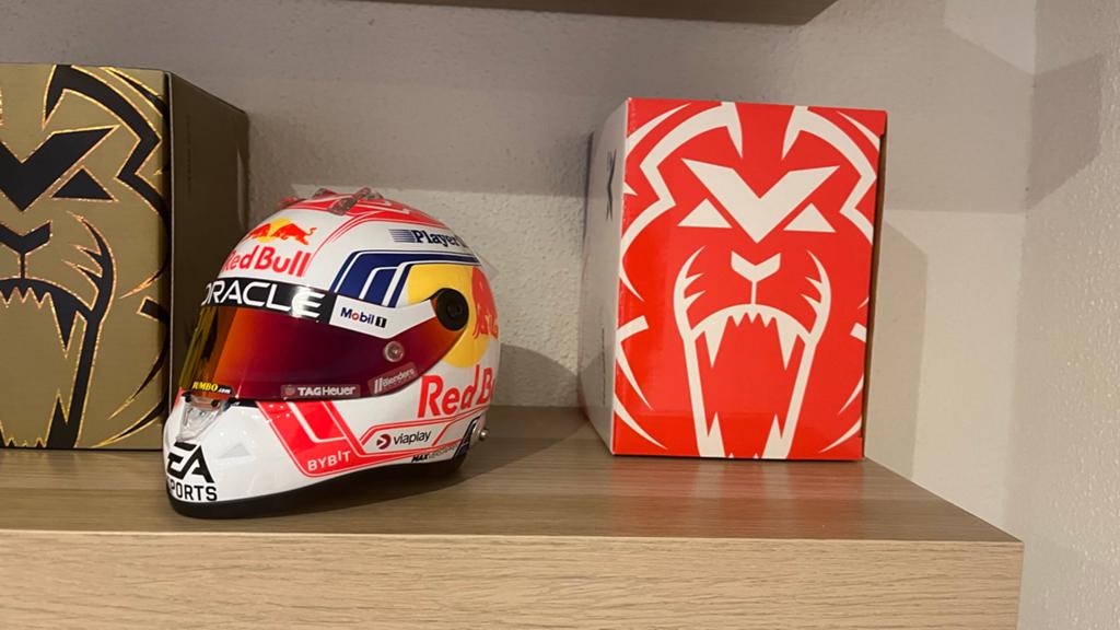 Max Verstappen Helm 1:2 - Season 2023, Verzamelen, Automerken, Motoren en Formule 1, Ophalen of Verzenden, Zo goed als nieuw, Formule 1