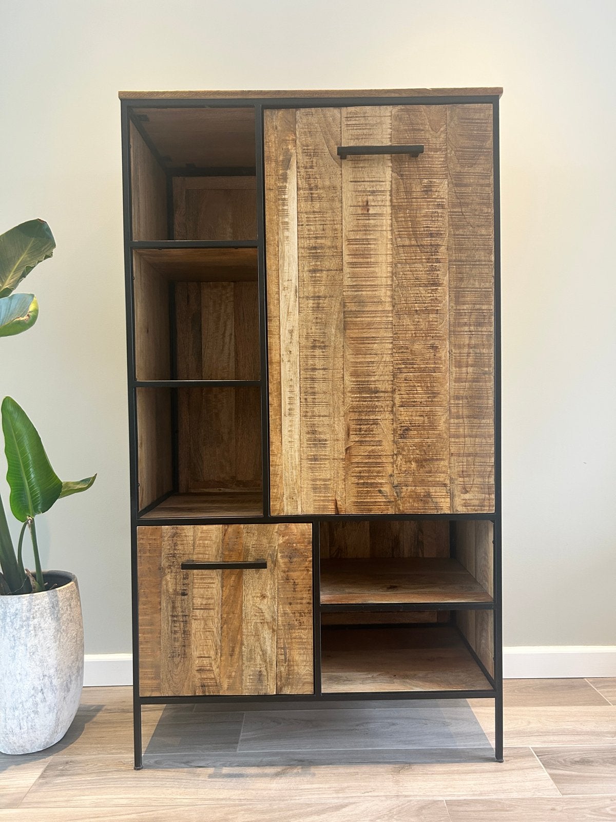 Mangohouten kast met zwart stalen frame - 161x90x45cm, Huis en Inrichting, Kasten | Overige, Ophalen, Zo goed als nieuw