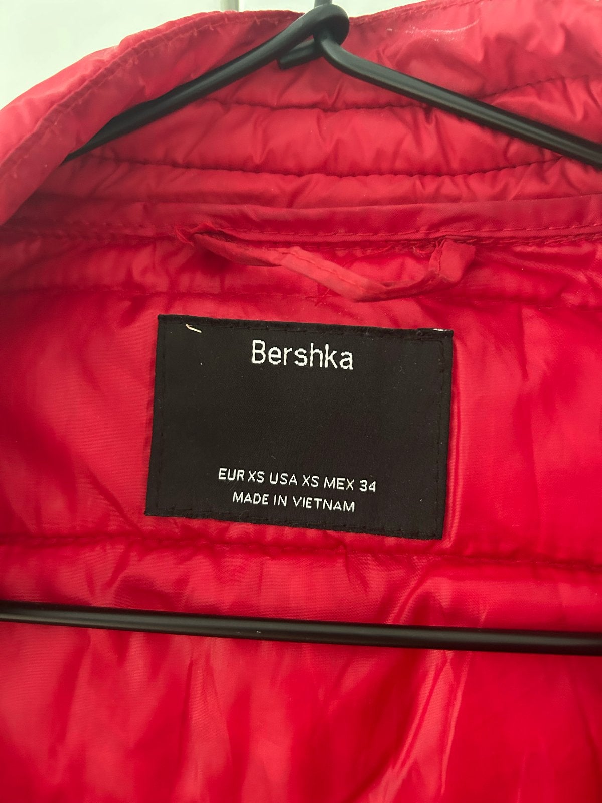 Bershka rode gewatteerde jas - Maat XS, Kleding | Heren, Ophalen of Verzenden, Zo goed als nieuw, Maat 46 (S) of kleiner, Rood