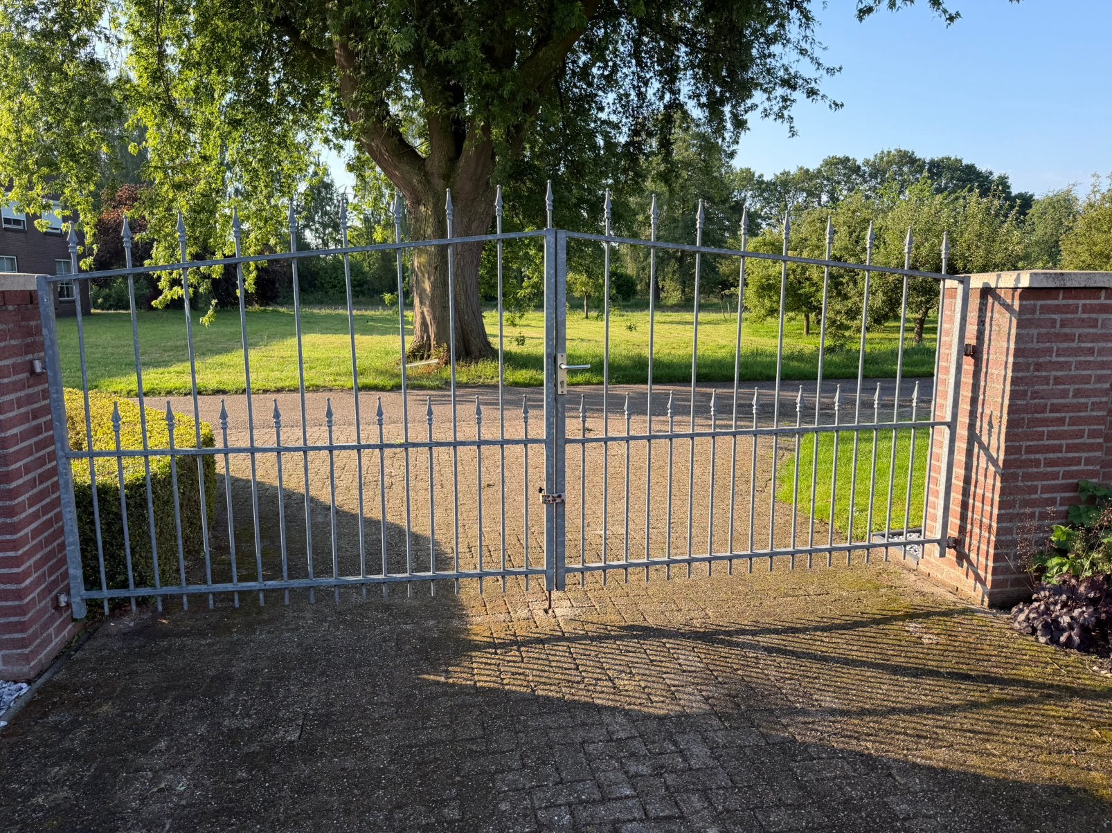 Dubbele ijzeren sierpoort, Tuin en Terras, Ophalen, Zo goed als nieuw, 150 tot 200 cm, IJzer