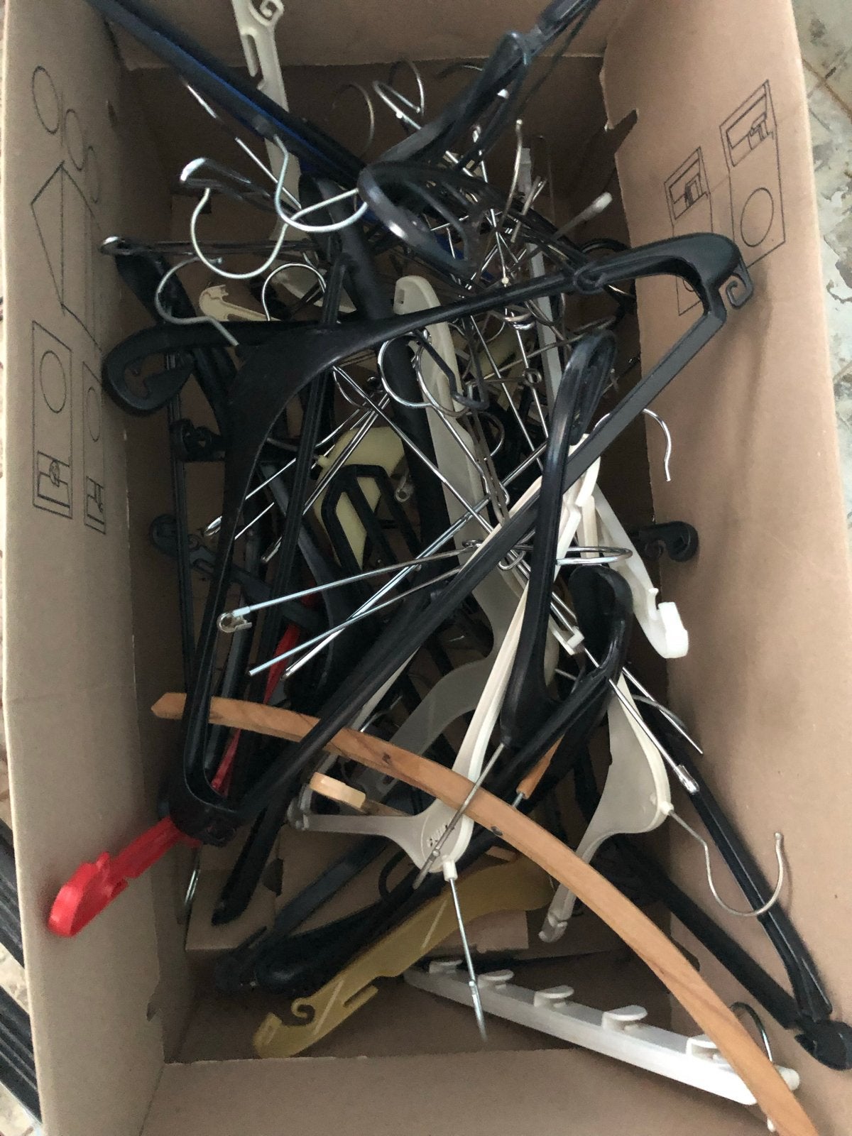Diverse plastic kledinghangers - Gratis, Ophalen, Gebruikt, Kunststof, Volwassenen