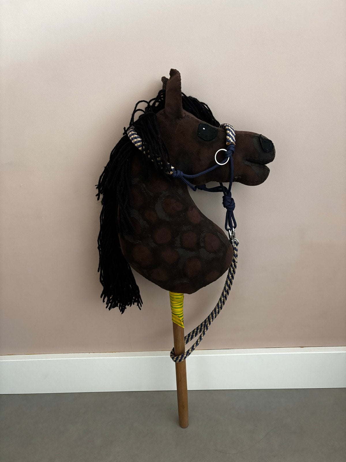 Hobbyhorse handgemaakt bruin met halster en teugels, Ophalen of Verzenden, Zo goed als nieuw, Jongen of Meisje