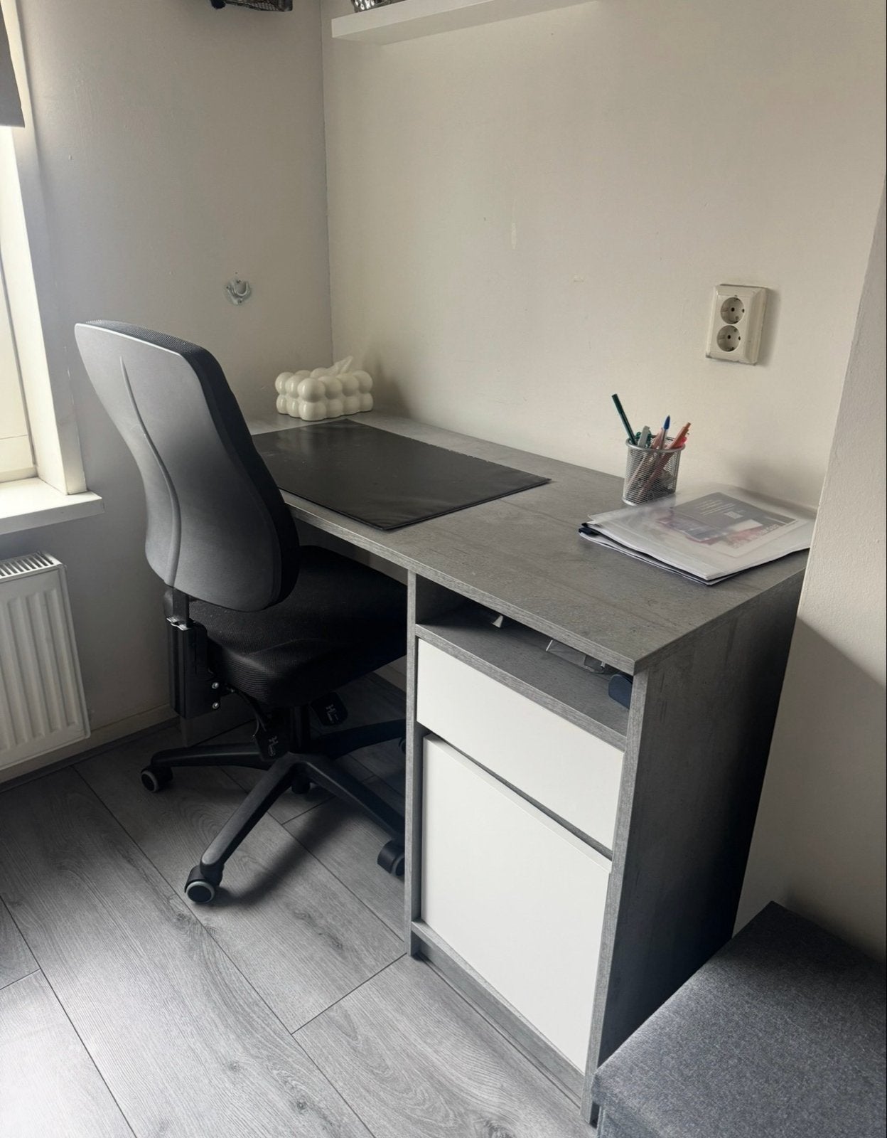 Modern bureau met lades en opbergruimte, Huis en Inrichting, Bureaus, Ophalen, Gebruikt, Met lades, Spaanplaat of MDF