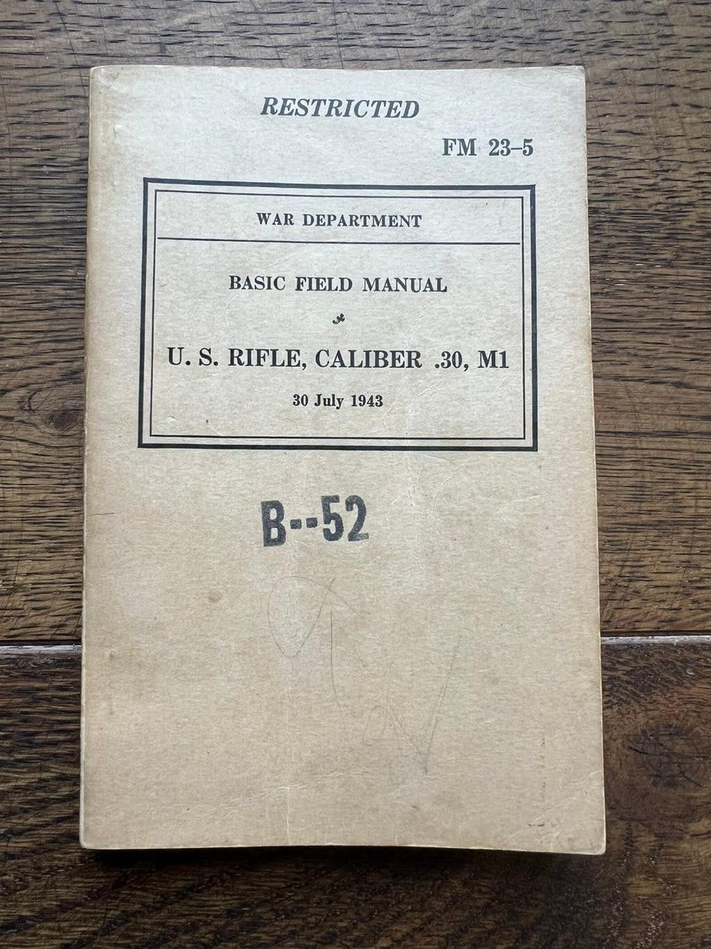 WO2 Amerikaans M1 Garand Rifle techisch voorschrift 1943, Verzamelen, Amerika, Verzenden, Boek of Tijdschrift