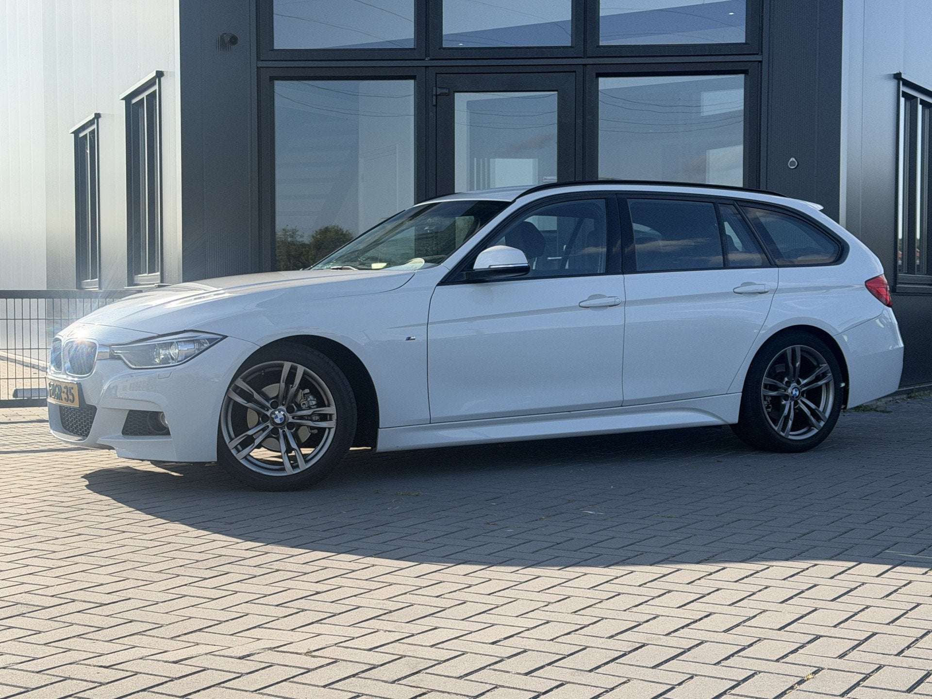 BMW 3 Serie Touring 316i Exe M-Sport Clima | Nav proff | Nwe, Auto's, BMW, Gebruikt, 4 cilinders, Alcantara, Wit