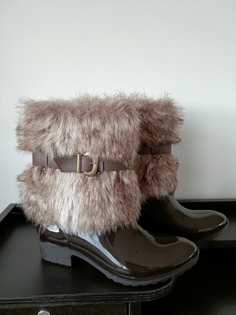 Hip laag regenlaarsje met fake bont. 39/40, Bruin, Nieuw, Ophalen of Verzenden, Regenlaarzen