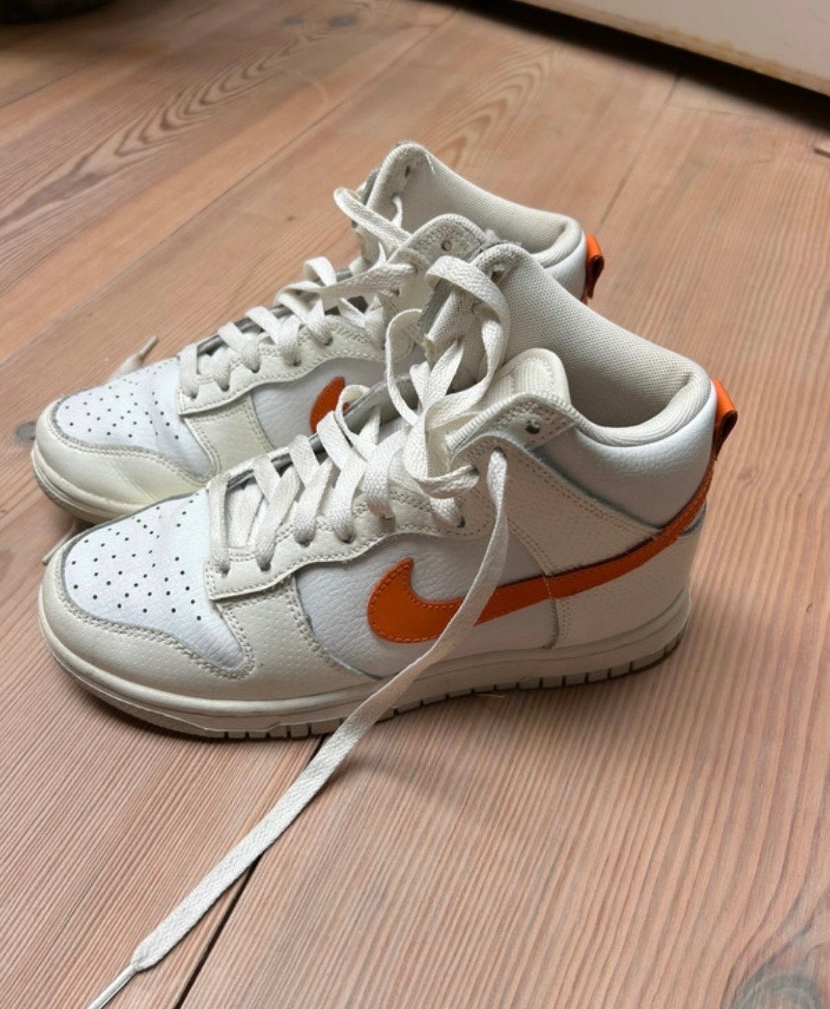 Nike Dunk High Sneakers - Wit met Oranje Details, Ophalen of Verzenden, Gedragen, Wit, Sneakers of Gympen