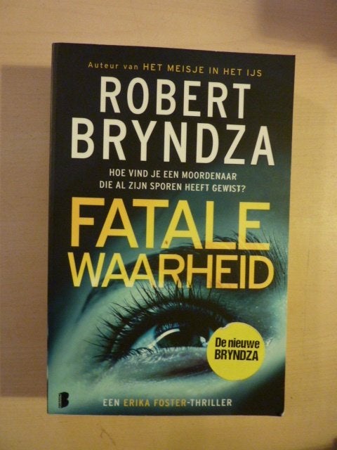 Robert Bryndza - Fatale waarheid, Boeken, Thrillers, Zo goed als nieuw, Verzenden