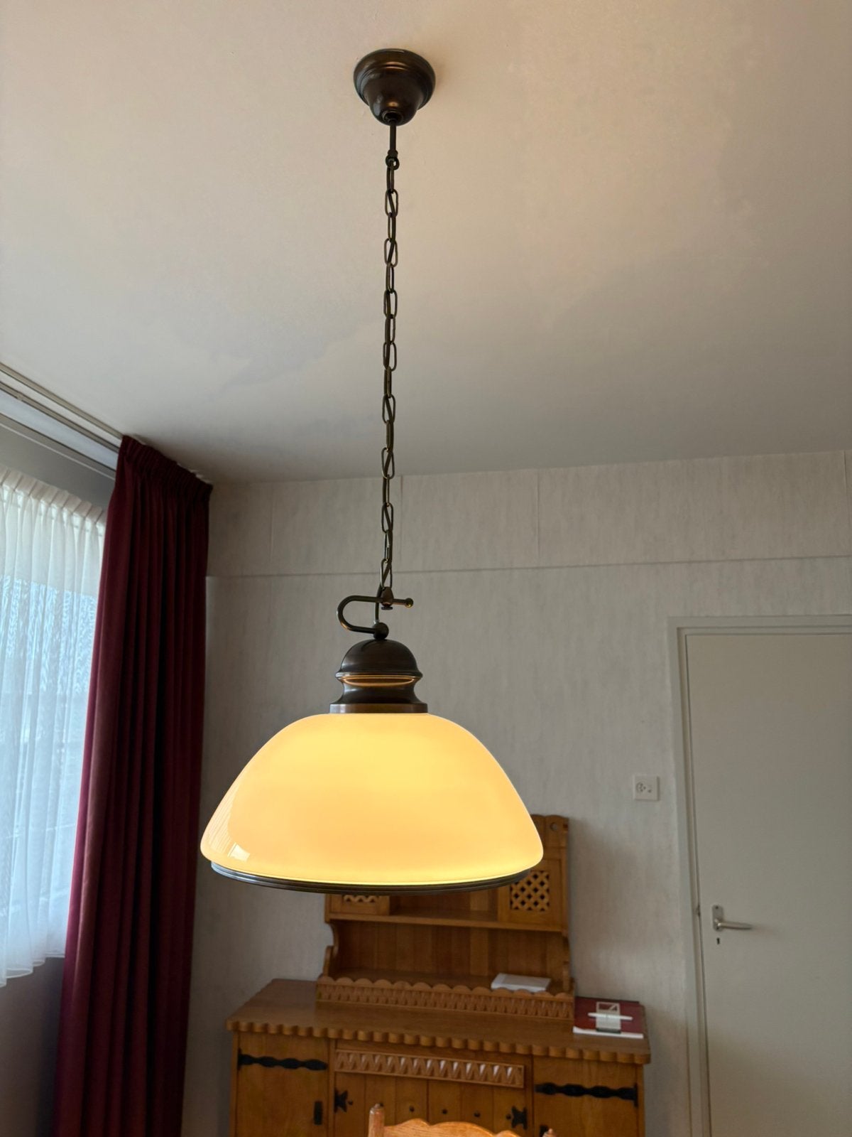 vintage hanglamp met witte opaline glazen kap en brons, Ophalen of Verzenden, Zo goed als nieuw, Glas