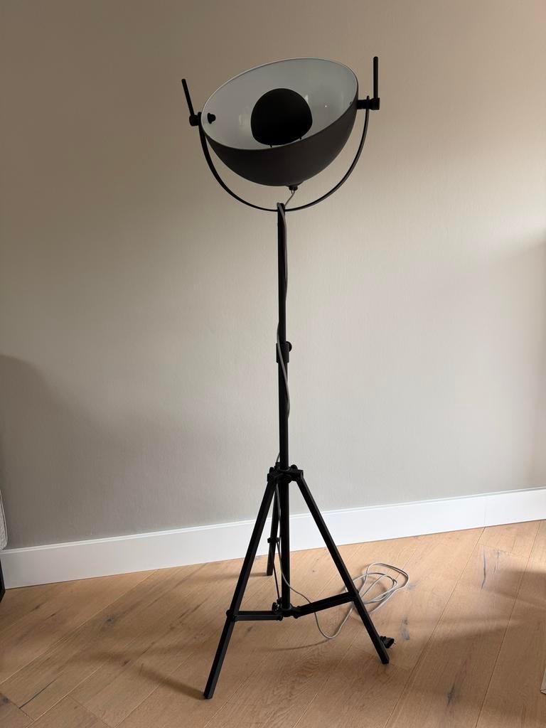 Zwarte vloerlamp Loods 5, Huis en Inrichting, Lampen | Vloerlampen, Ophalen, Zo goed als nieuw, Metaal, Modern