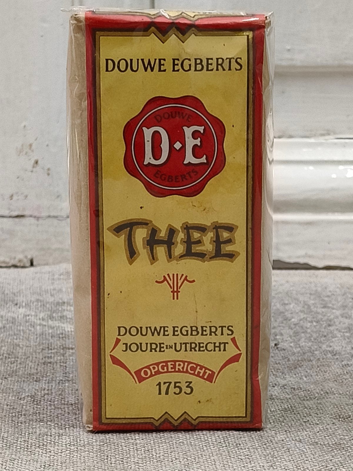 Oud vol pakje Douwe Egberts thee rood merk, Ophalen of Verzenden