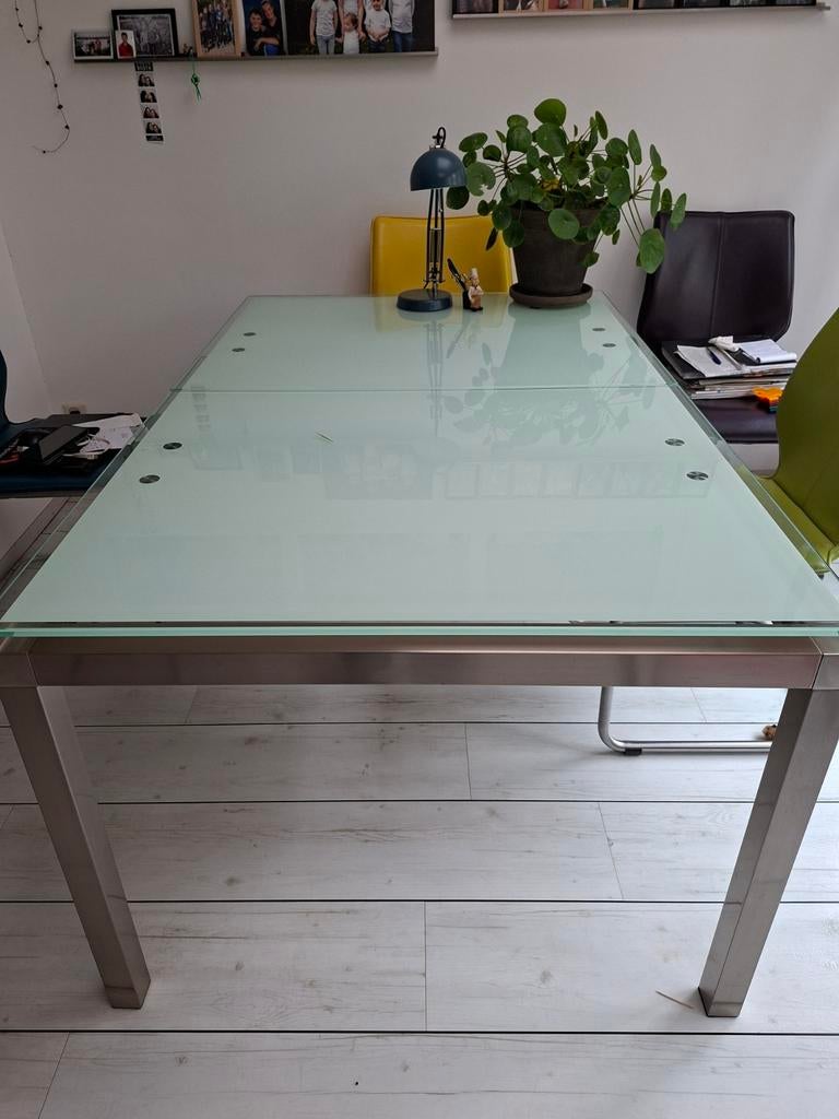 Uitschuifbare glazen eettafel met vernikkeld onderstel, Huis en Inrichting, Ophalen, Gebruikt, 100 tot 150 cm, Vijf personen of meer