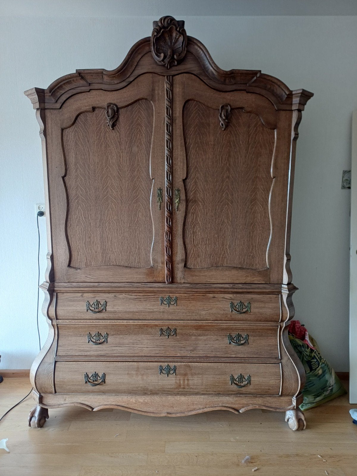 Antieke Eikenhouten Kast met Carved Details, Ophalen