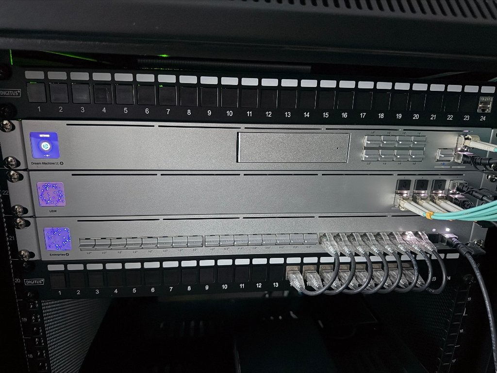 Ubiquity Switch Enterprise 24 PoE met Noctua fans, Ophalen, Zo goed als nieuw