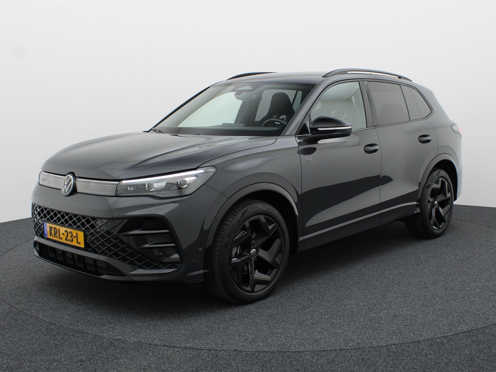 Volkswagen Tiguan 1.5 eTSI R-Line Edition | Head Up | Side A, 12 maanden, 4 cilinders, Leder en Stof, Bedrijf