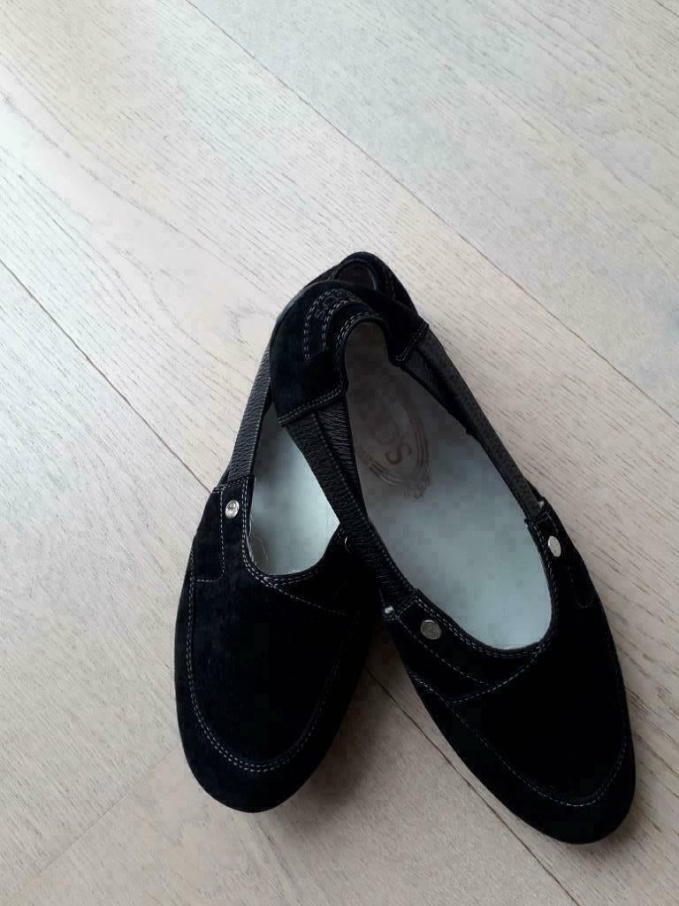 Tod's: z.g.a.n. zwarte suède ballerina. Maat 37, Kleding | Dames, Verzenden, Zwart, Ballerina's, Zo goed als nieuw