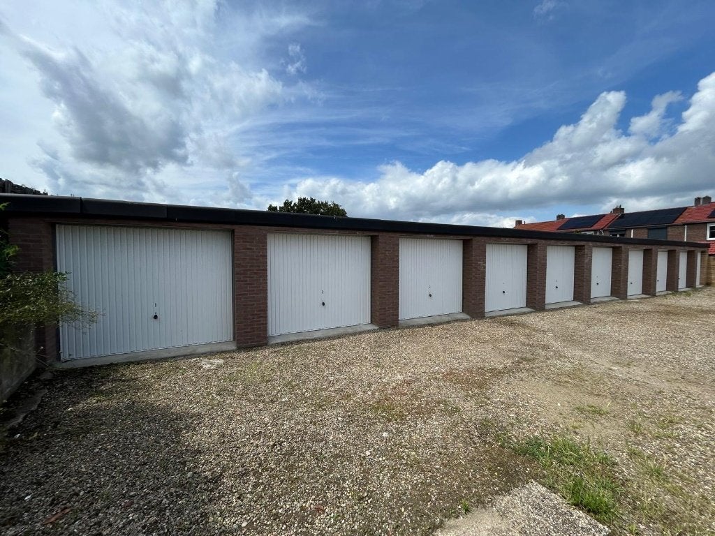 Rij van 10 garageboxen in Sittard (van Ostadestraat), Limburg