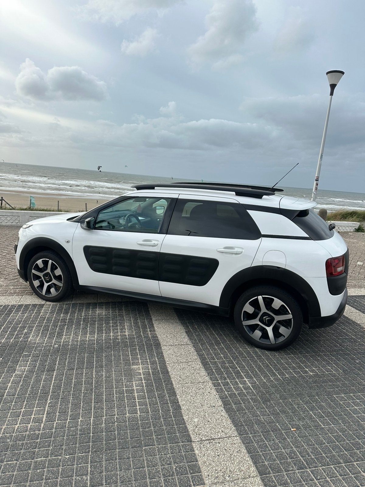 Citroën C4 Cactus 1.2 E-vti 82   Airdream AUTOMAAT 2015 Wit, Auto's, 725 kg, 31 €/maand, Origineel Nederlands, Bedrijf