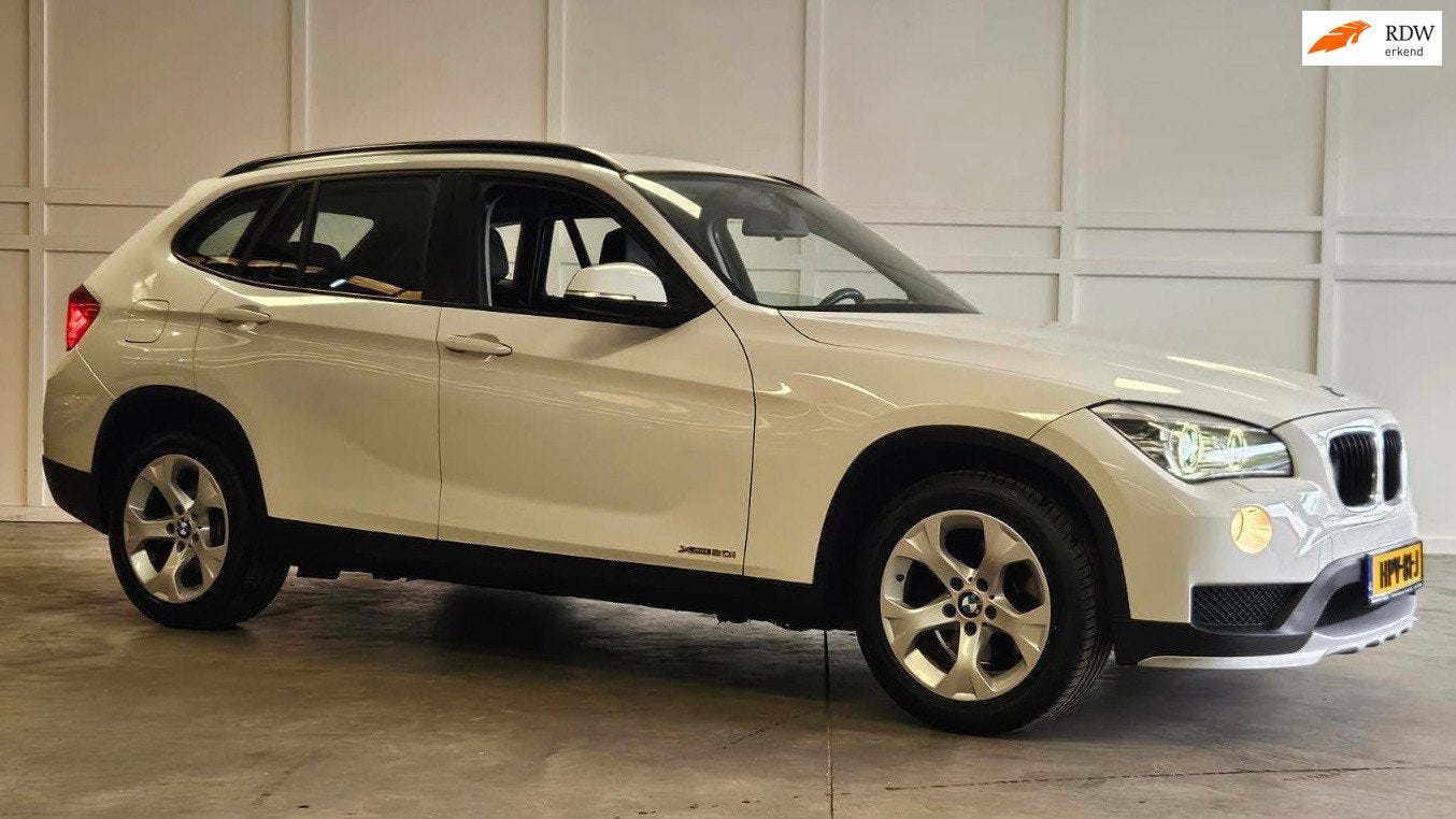 BMW X1 XDrive20i High Executive / Automaat /, Gebruikt, Euro 6, 4 cilinders, 2000 kg
