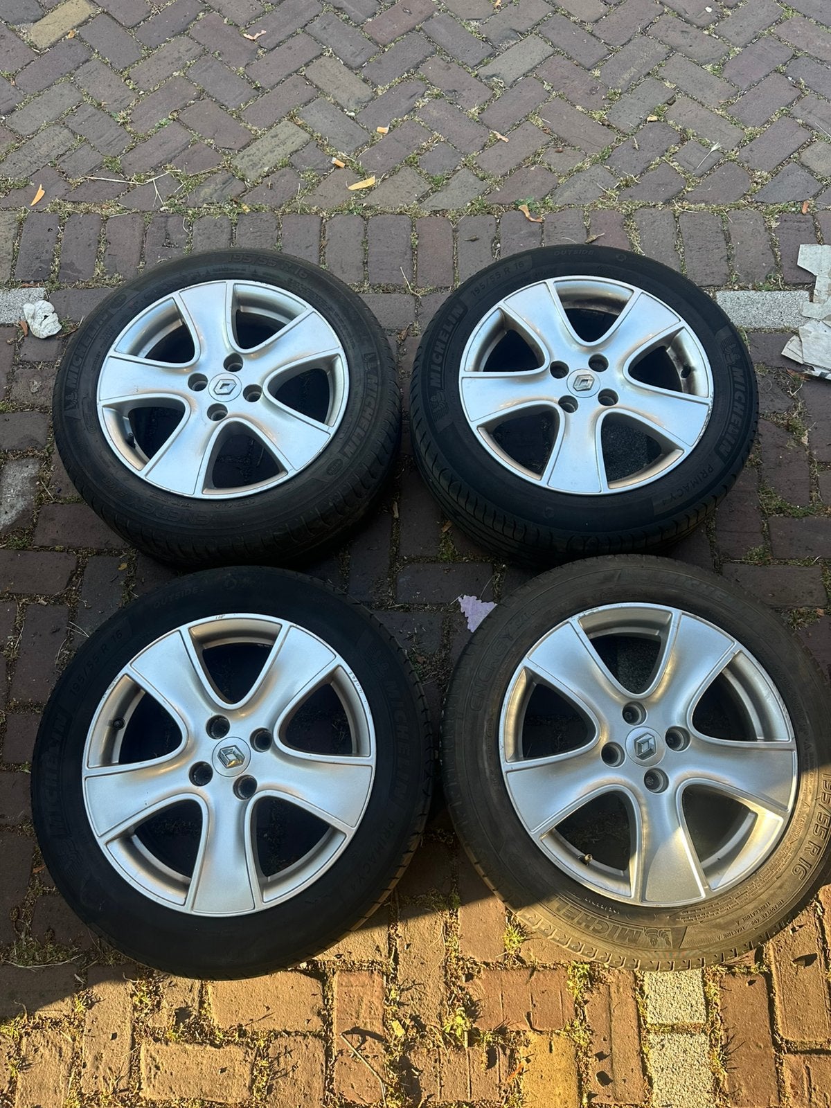 Zeer mooie renault clio velgen set met michellin banden, Velg(en), 16 inch, Zomerbanden, 205 mm