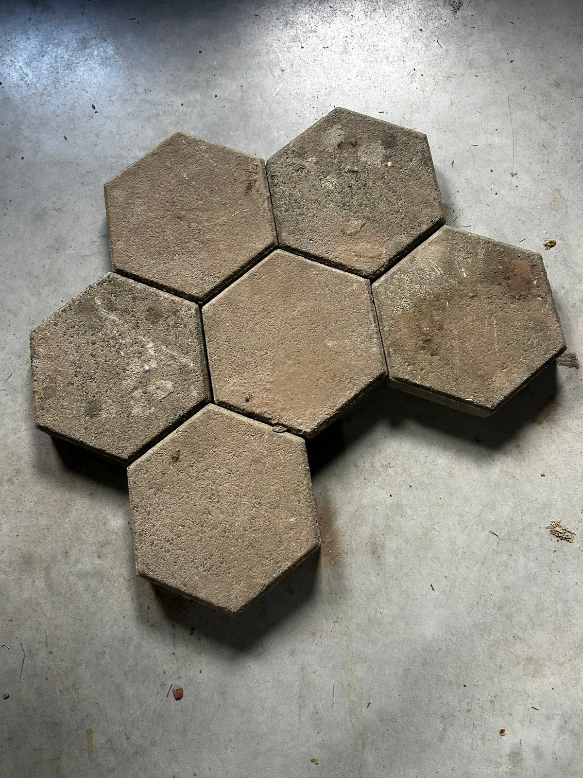 Gebruikte GRATIS zeshoekige terrastegels van beton, Tuin en Terras, Tegels en Klinkers, Gebruikt, Ophalen of Verzenden, Minder dan 5 m²