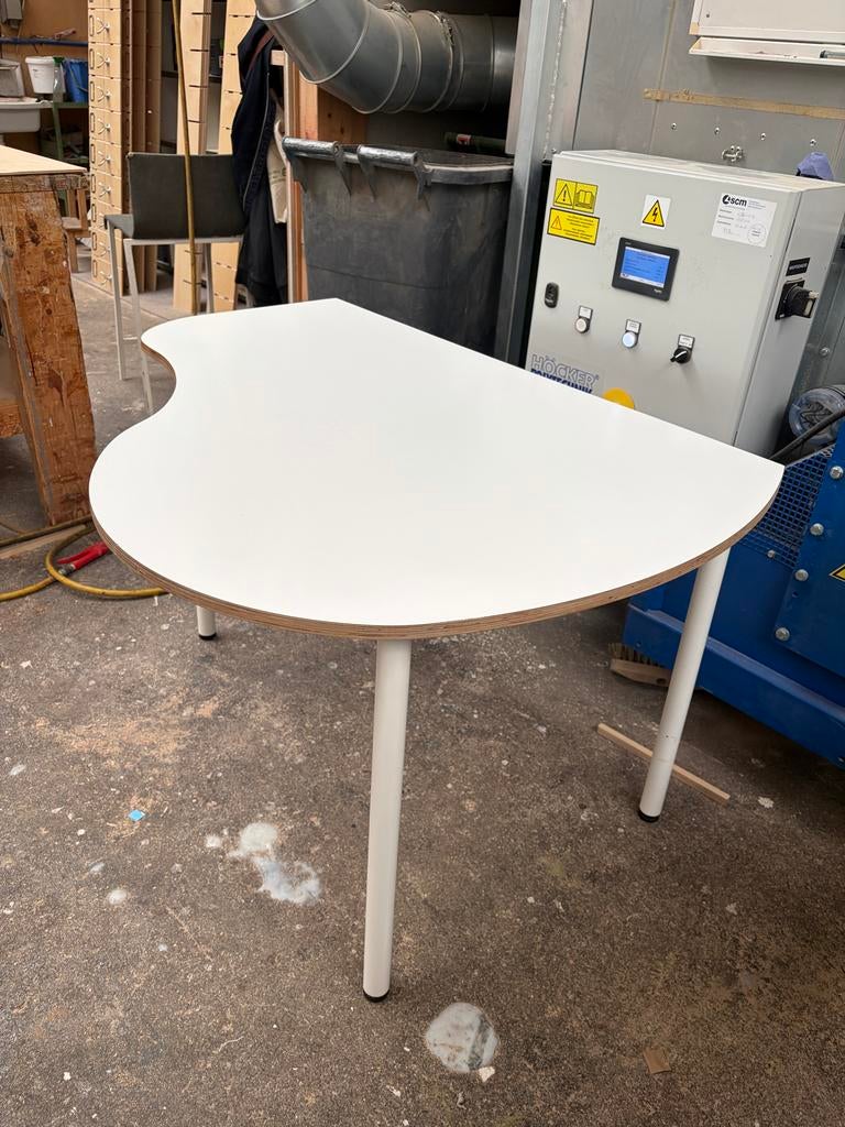 Unieke witte tafel met organische vorm, Ophalen, 100 tot 150 cm, Tot twee personen, 50 tot 100 cm