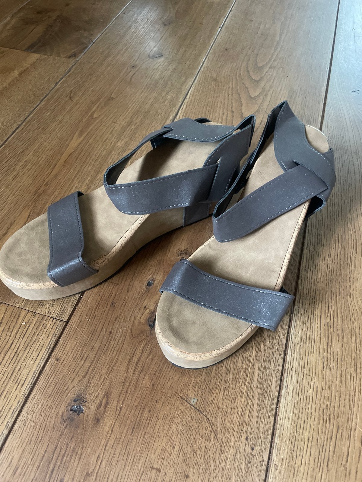Nieuwe grijze sandalen met sleehak, maat 42, Kleding | Dames, Schoenen, Nieuw, Grijs, Sandalen of Muiltjes, Ophalen of Verzenden