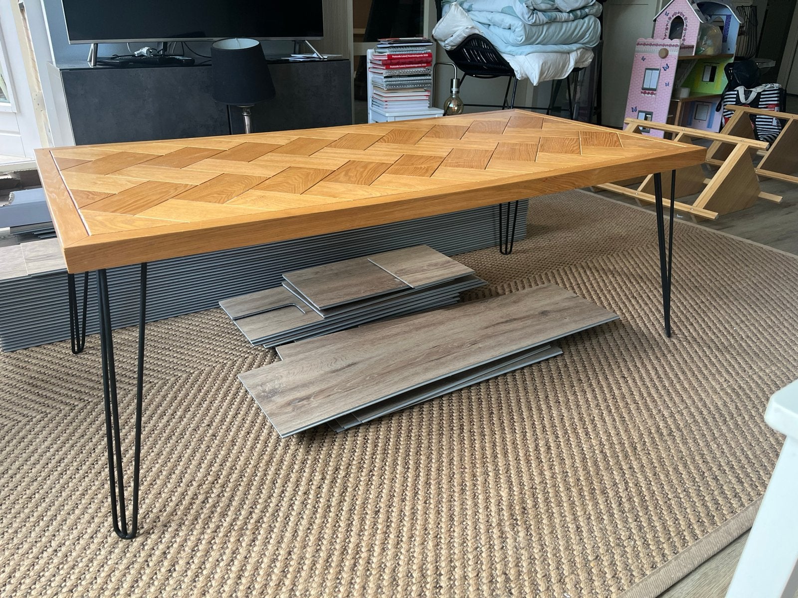 Unieke salontafel met visgraatpatroon en hairpin poten, Ophalen, 100 tot 150 cm, Eikenhout, 50 tot 100 cm