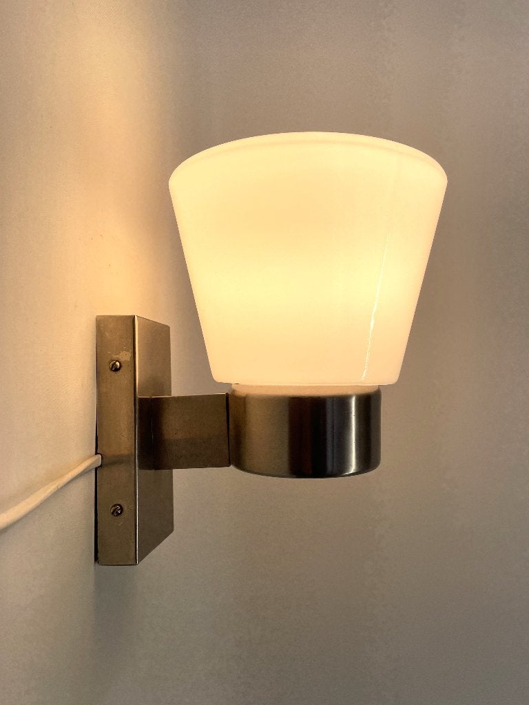 wandlamp met verchroomde armatuur en melkwitte glazen kap, Met schakelaar, Gebruikt, Meerkleurig, Wandlamp