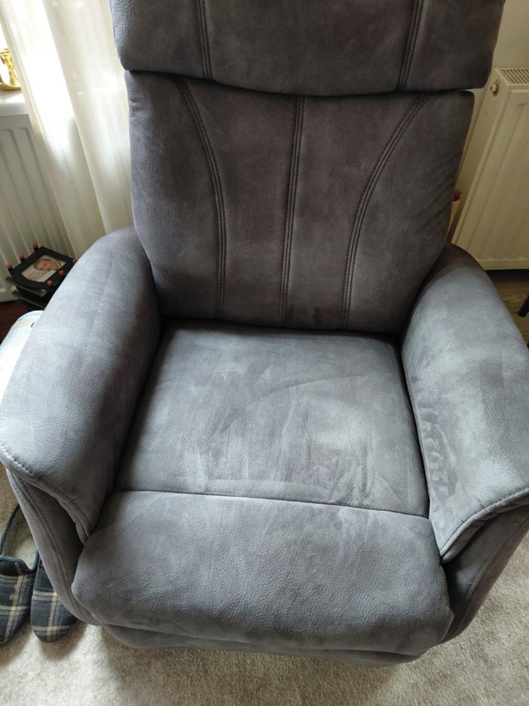Comfortabele grijze relaxfauteuil - Zo goed als nieuw, Huis en Inrichting, Fauteuils, Modern, Comfortabel, 75 tot 100 cm, Ophalen of Verzenden