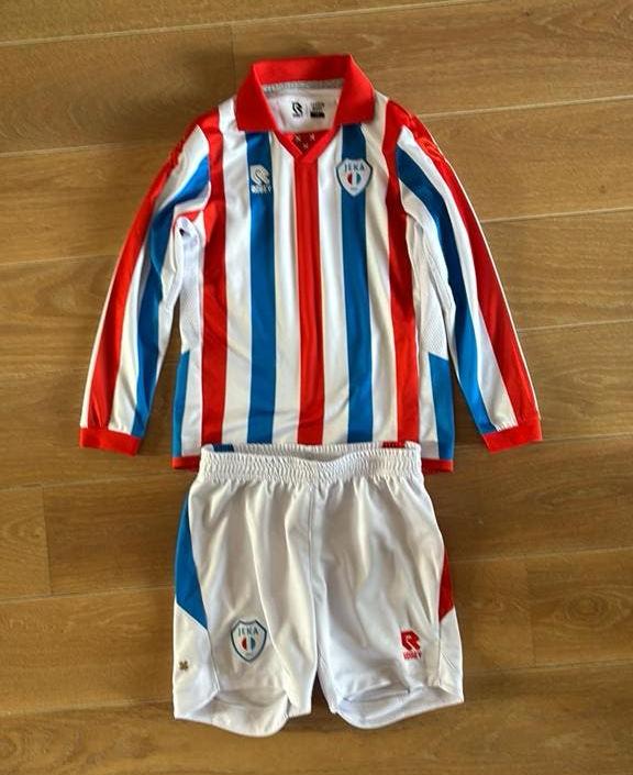 Jeka tenue maat 140, Ophalen, Zo goed als nieuw, Buitenlandse clubs, Shirt