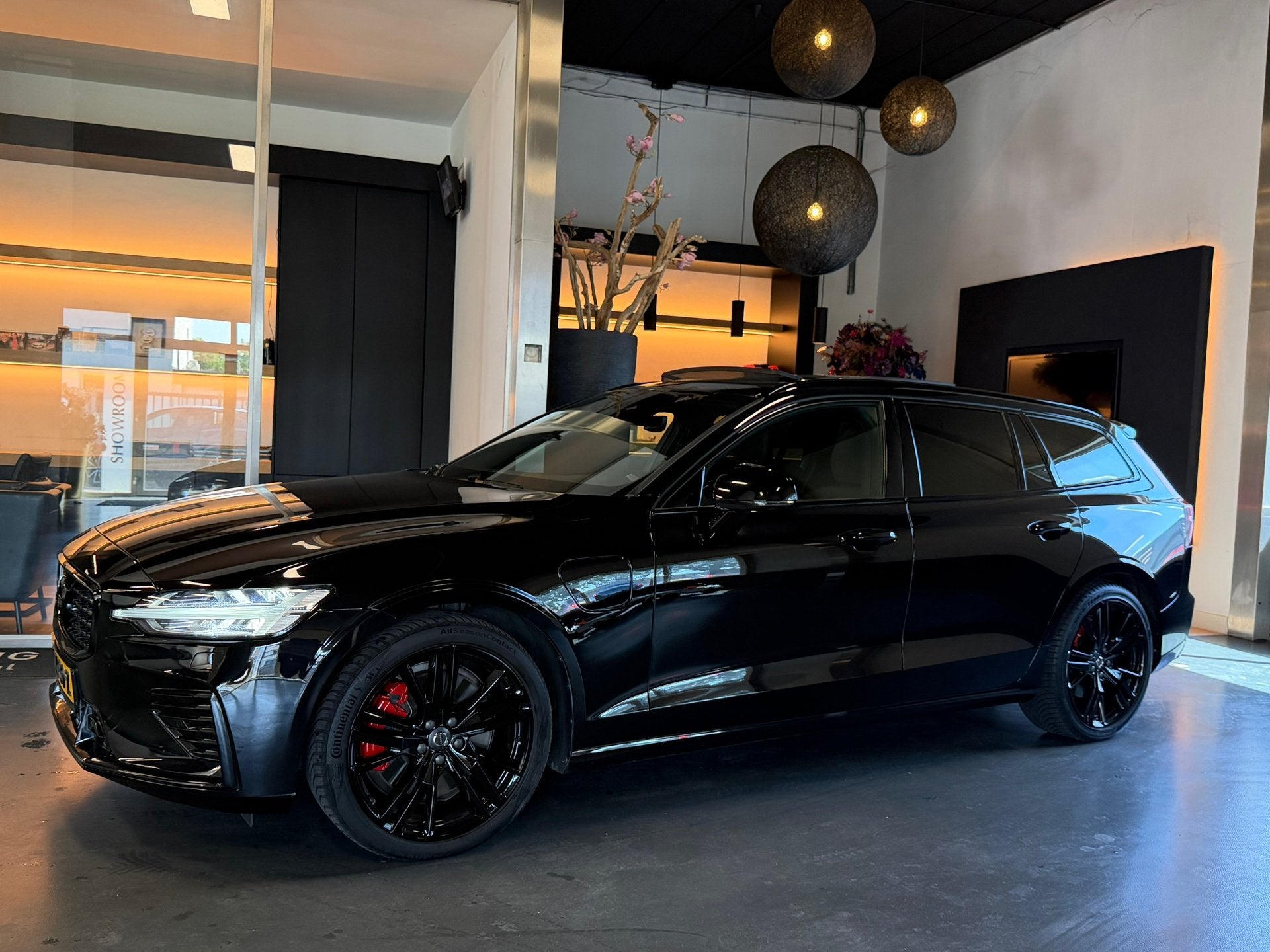 Volvo V60 2.0 T8 Twin Engine AWD R-Design 391 PK BLACK editi, Auto's, Volvo, Gebruikt, Euro 6, Zwart, Vierwielaandrijving