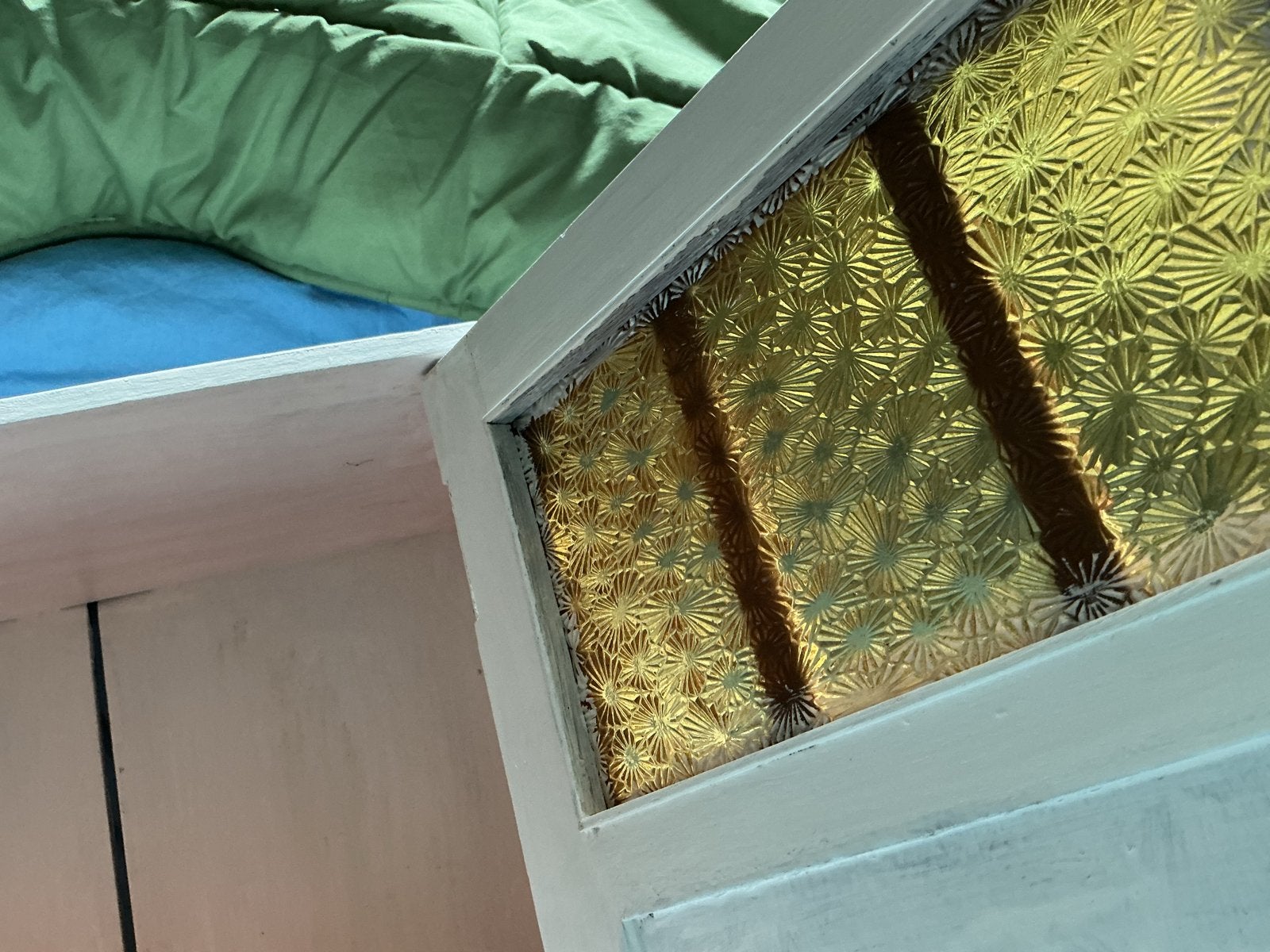Vintage wit kastje met glas-in-lood deur, Ophalen, Gebruikt