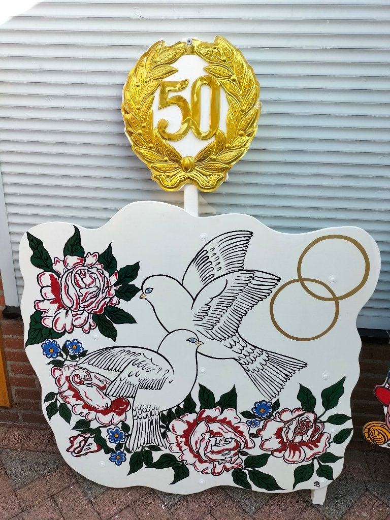 50 Huwelijksjubileum bruidsduiven bord + 50 schild op paal., Ophalen, Nieuw, Feestartikel, Overige