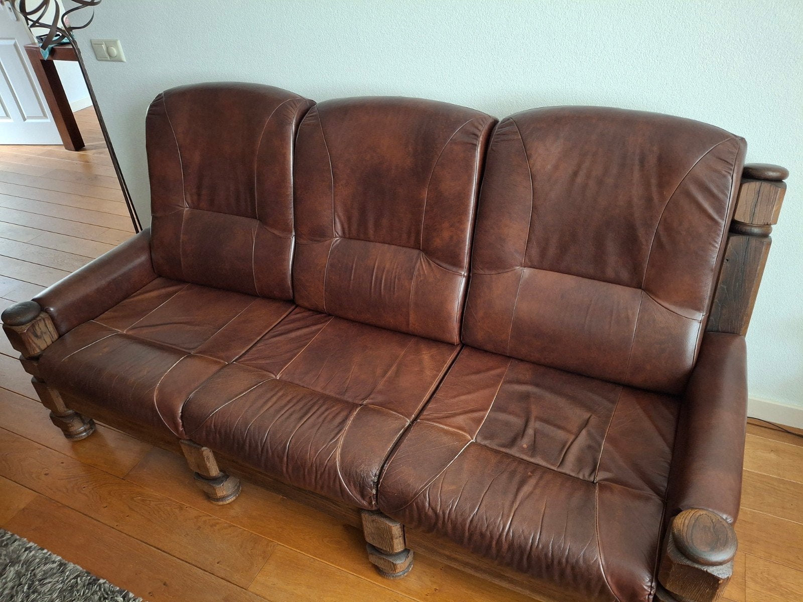 Gratis: 2- en 3-zitsbank met bijpassende salontafel, Ophalen of Verzenden, Gebruikt, 75 tot 100 cm, Leer