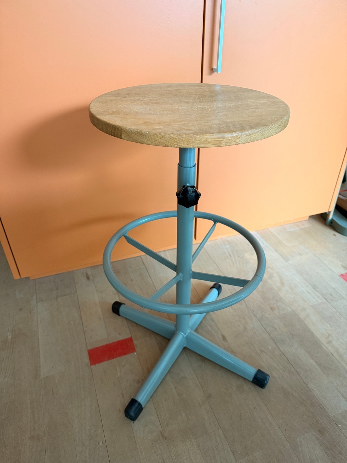 Verstelbare kruk met houten zitting, Ophalen, Gebruikt, 60 tot 90 cm, 1 kruk
