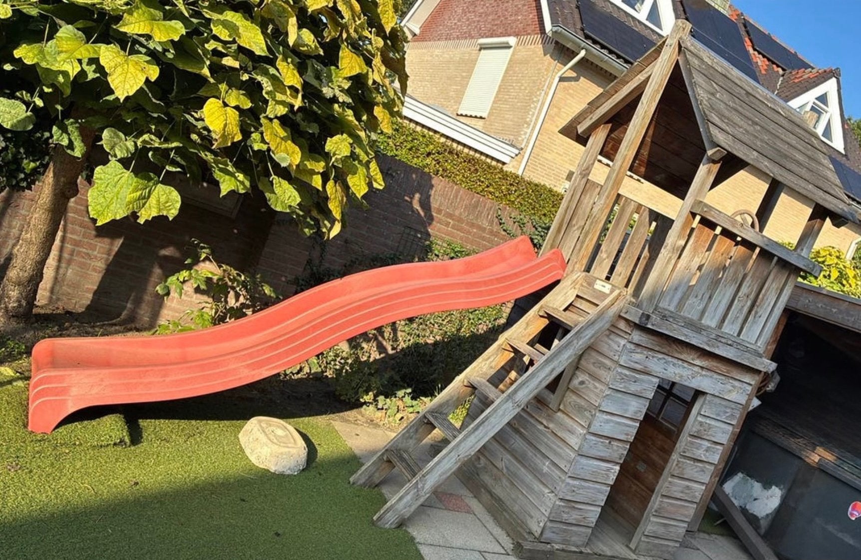 GRATIS - Houten speelhuis met glijbaan en stuur -, Ophalen, Gebruikt, Glijbaan